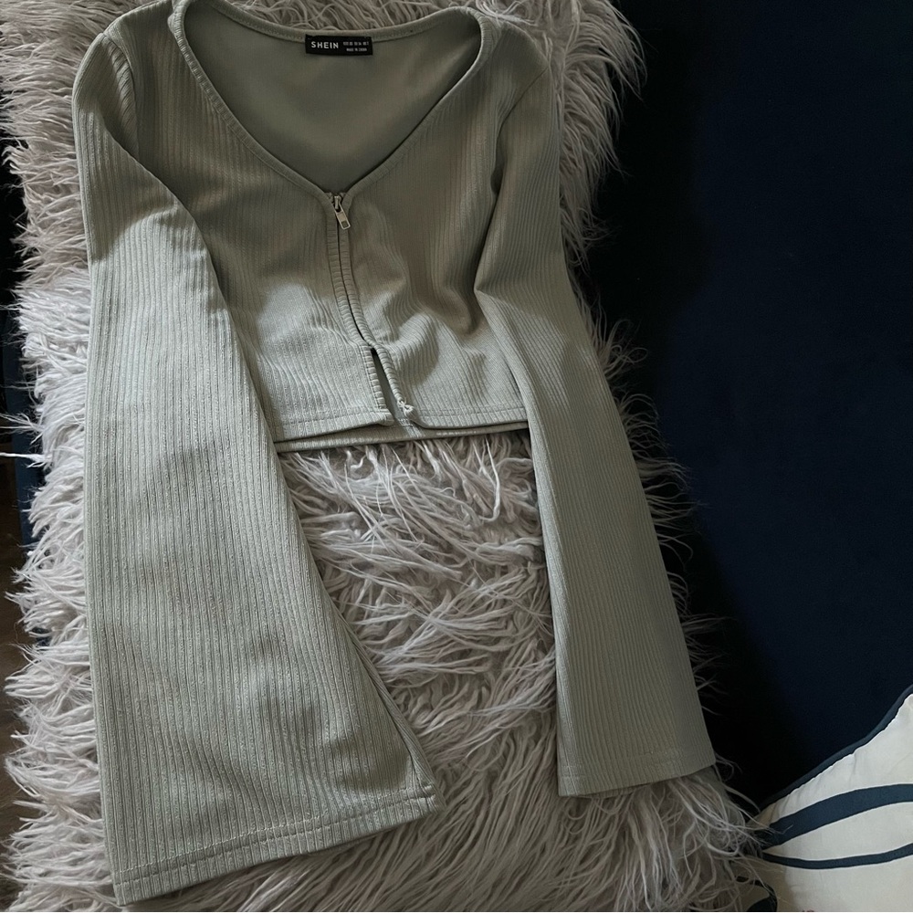 $5 if bundled 💞 Green long sleeve blouse